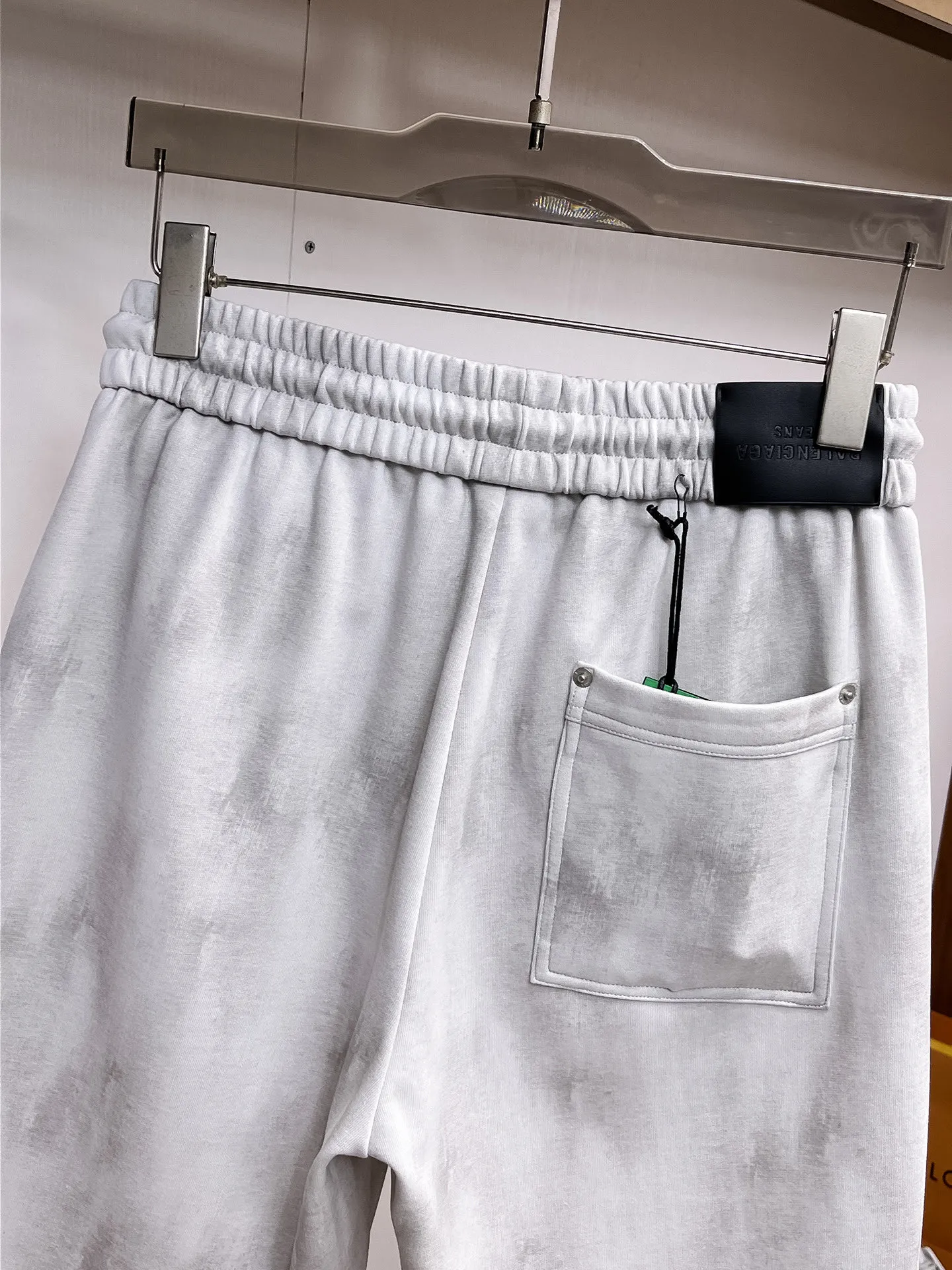 Balenciaga's three-standard complete 2026 summer New Arrival men's casual shorts, advanced custom-made Breathable fabric, Breathable fabric, extremely stretchy and comfortable, impeccable details, top-grade accessories, original logo design concept, delicate and soft feel! The upper body fit is awesome! Size: M-XXXL Please state your height and weight when ordering
